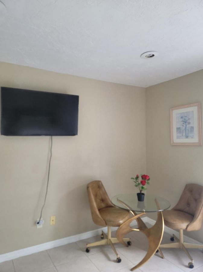 Entire Guesthouse 5 Mins To Siesta Key & Downtown Sarasota Exterior photo