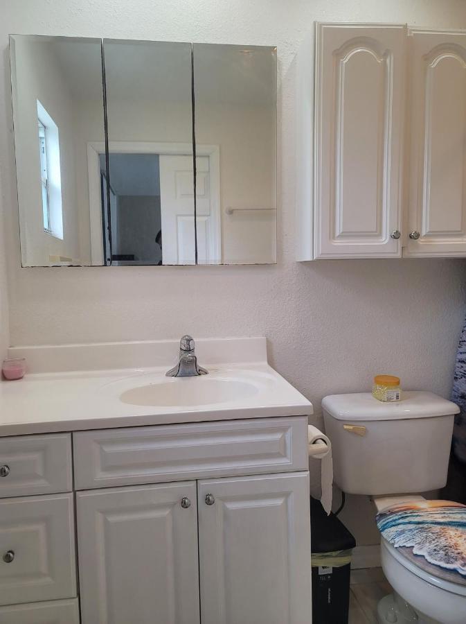 Entire Guesthouse 5 Mins To Siesta Key & Downtown Sarasota Exterior photo